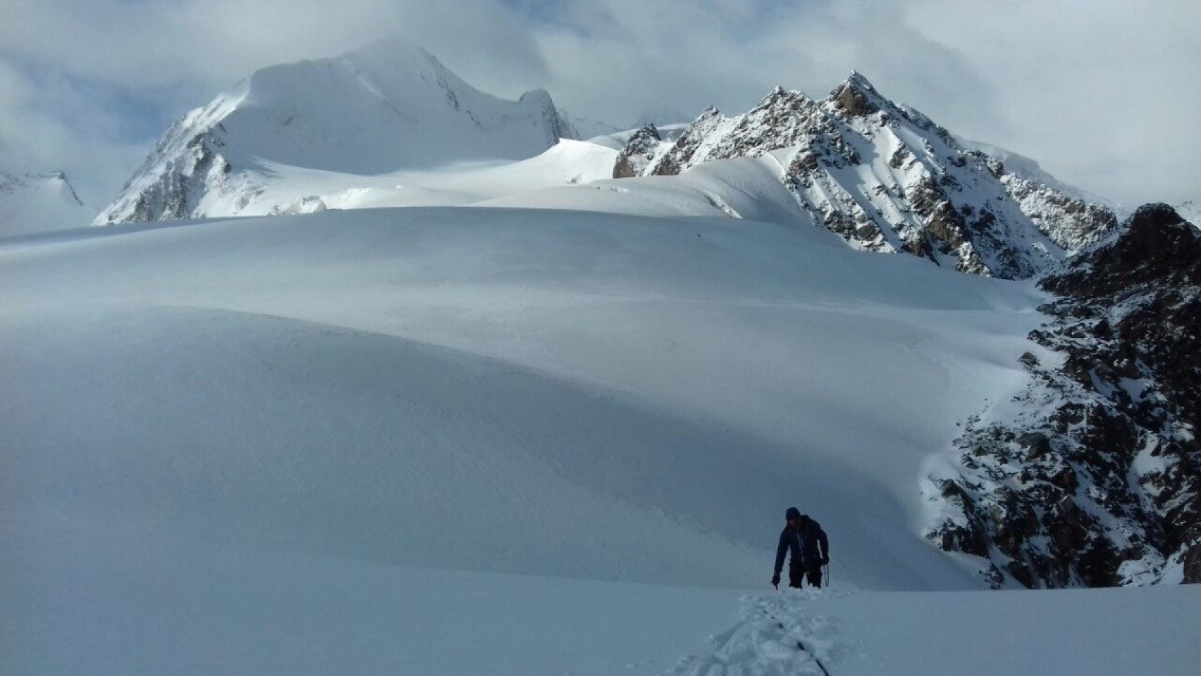 Trekking Adventure Holiday Kyrgyzstan Peak Palatka Summit Yellow
